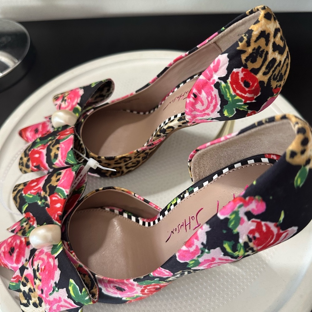 Betsey Johnson Floral Bow Pointed-Toe Heels in Black, Pink, Red, Green, Gold - Picture 6 of 15